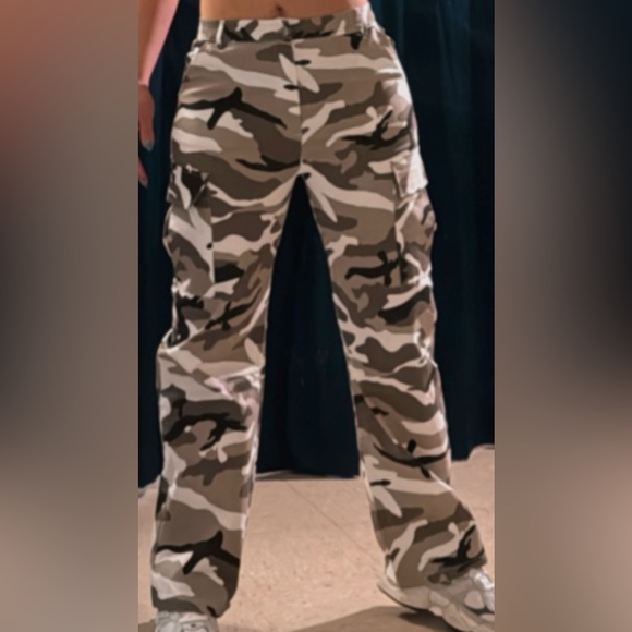 Camouflage Chic High-Waist Cargo Pants - Picture 12 of 16